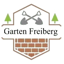 Logo für Garten Freiberg mit zwei gekreuzten Schaufeln über dem Namen. Auf jeder Seite stehen zwei grüne Bäume. Unter dem Text befindet sich ein stilisiertes Schild mit einem Muster, das an eine Backsteinmauer erinnert.
