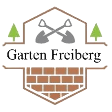 Logo für Garten Freiberg mit zwei gekreuzten Schaufeln über dem Namen. Auf jeder Seite stehen zwei grüne Bäume. Unter dem Text befindet sich ein stilisiertes Schild mit einem Muster, das an eine Backsteinmauer erinnert.