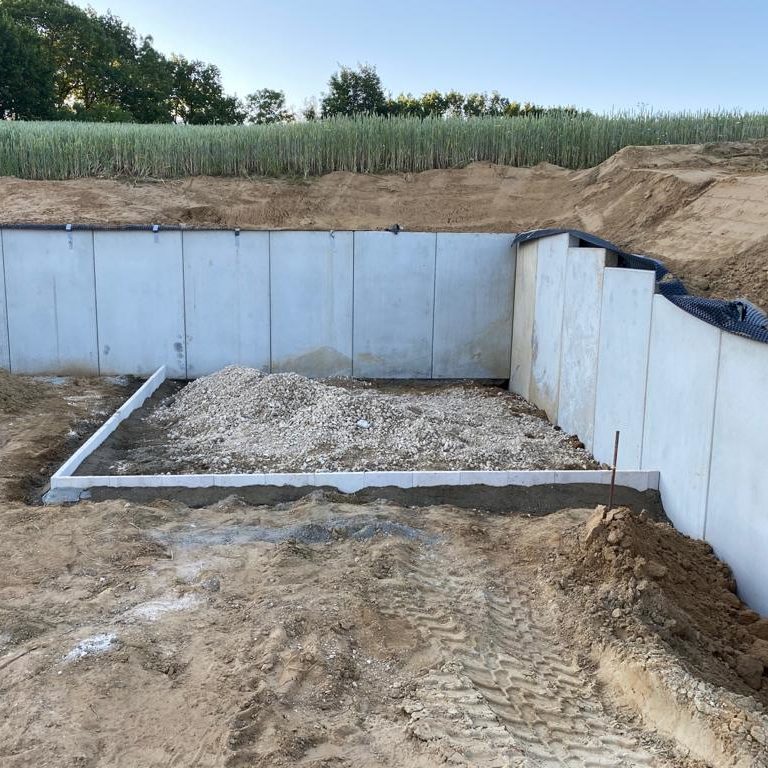 Offenes Fundament mit Betonwänden und Kiesboden