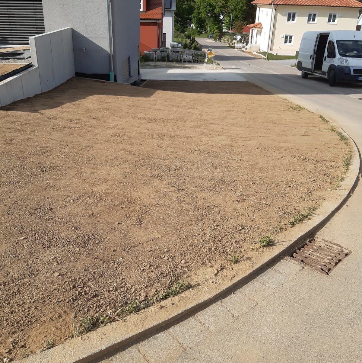 Vorgarten mit aufgetragener Erde an einer Straßenecke