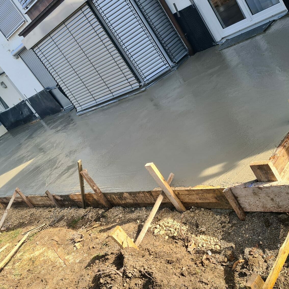 Betonplatte mit Holzschalung vor einem Gebäude